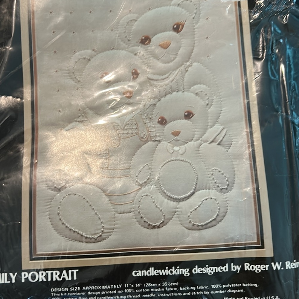 Vintage NOS 1983 Prism Designs Family Portrait‎ Bears Candlewicking Kit 11"x14" - Picture 2 of 4